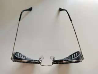 Occhiali da sole rotondi neri e dorati