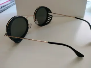 Occhiali da sole rotondi neri e dorati