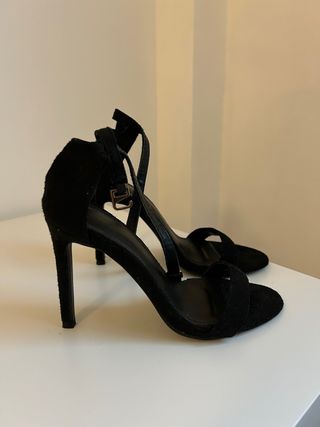 Tacones negros de tiras