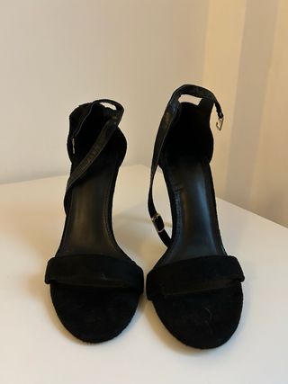 Tacones negros de tiras