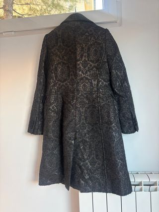 Abrigo Massimo Dutti negro y plateado