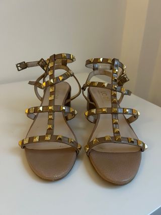 Sandalias Lodi tacón tachuelas doradas