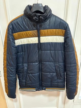 Cazadora acolchada Bershka azul y marrón