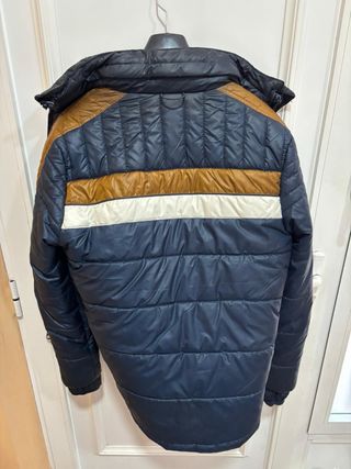 Cazadora acolchada Bershka azul y marrón