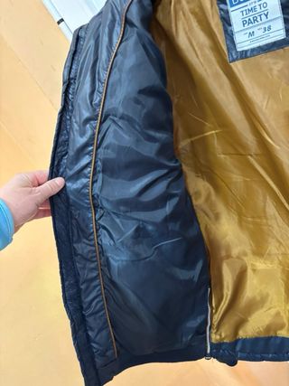 Cazadora acolchada Bershka azul y marrón