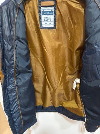 Cazadora acolchada Bershka azul y marrón