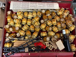 Miniaturas de barriles y escaleras