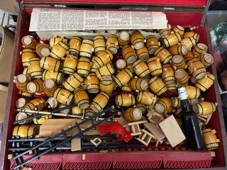 Miniaturas de barriles y escaleras