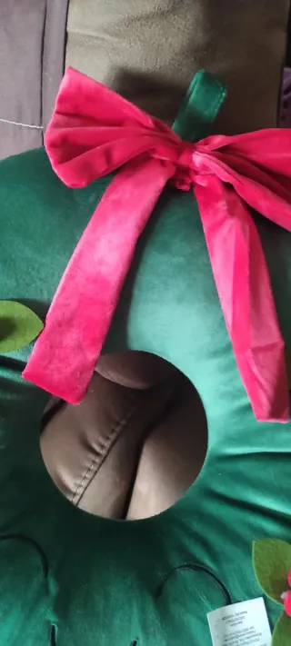 Cojín Corona Navideña con Lazo Rojo