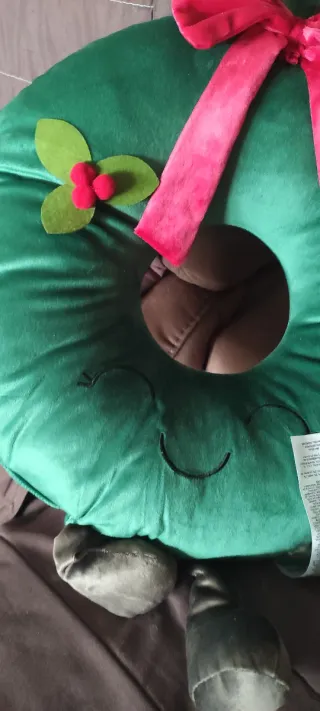 Cojín Corona Navideña con Lazo Rojo