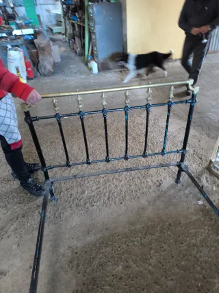 Cama antigua de forja y latón