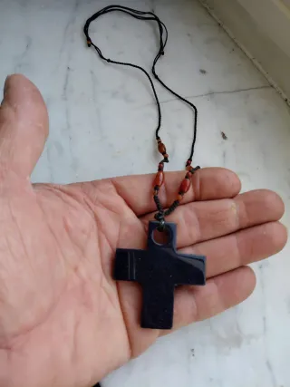 Collana con ciondolo croce blu scuro