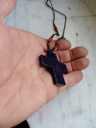 Collana con ciondolo croce blu scuro