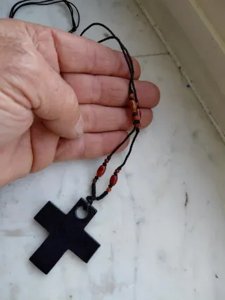 Collana con ciondolo croce blu scuro