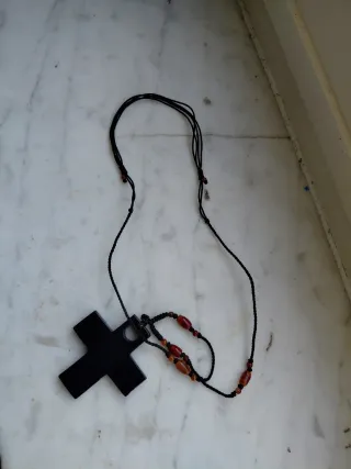 Collana con ciondolo croce blu scuro