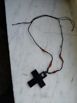 Collana con ciondolo croce blu scuro