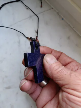 Collana con ciondolo croce blu scuro