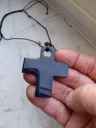 Collana con ciondolo croce blu scuro