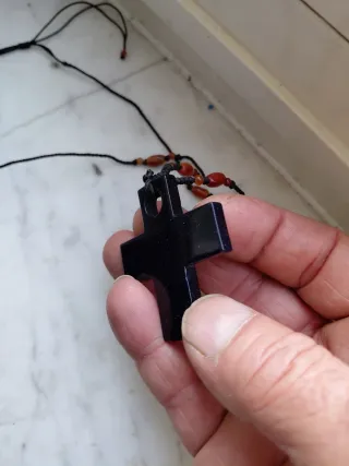 Collana con ciondolo croce blu scuro