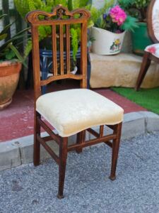 Silla antigua de madera y tela