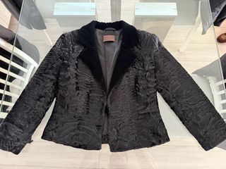 Chaqueta Loewe Astracán con cuello de terciopelo