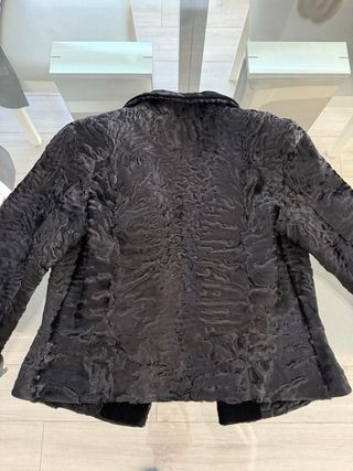 Chaqueta Loewe Astracán con cuello de terciopelo