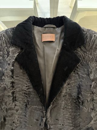 Chaqueta Loewe Astracán con cuello de terciopelo
