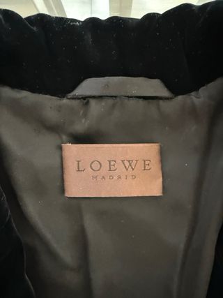 Chaqueta Loewe Astracán con cuello de terciopelo