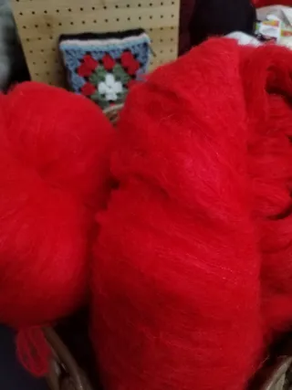 655 gr 2 Madejas grandes de mohair/poliamida Roja