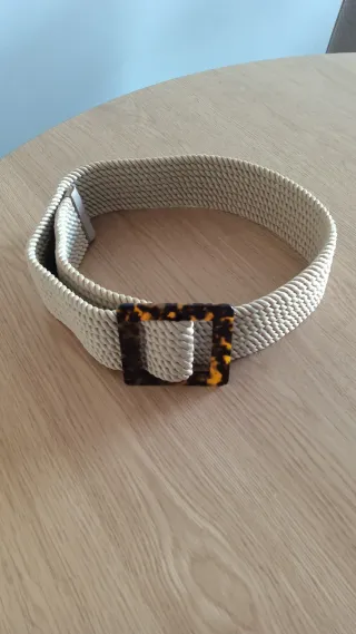 Cinturón tejido con hebilla cuadrada