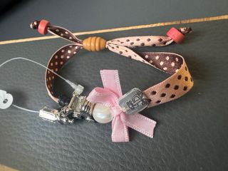 Pulsera con lazo rosa y detalles