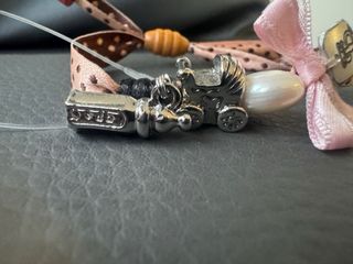 Pulsera con lazo rosa y detalles