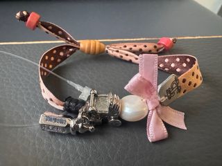 Pulsera con lazo rosa y detalles