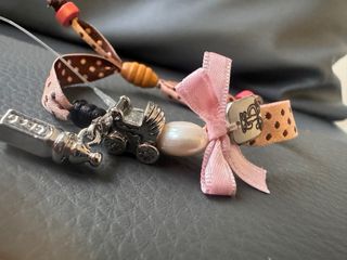 Pulsera con lazo rosa y detalles