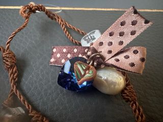 Pulsera con lazo rosa y detalles