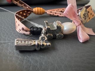 Pulsera con lazo rosa y detalles