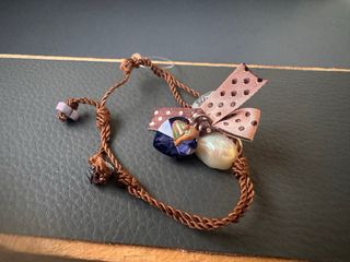 Pulsera con lazo rosa y detalles