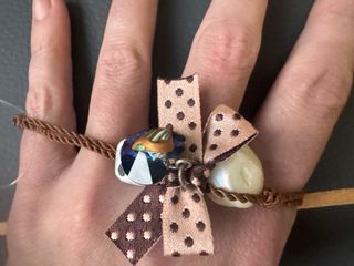 Pulsera con lazo rosa y detalles