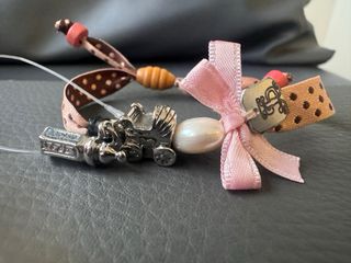 Pulsera con lazo rosa y detalles