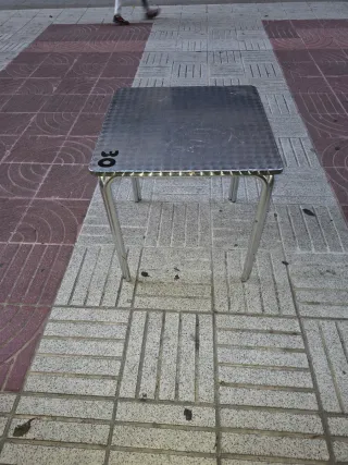 5 Mesa de terraza metálica 15 euros cada una