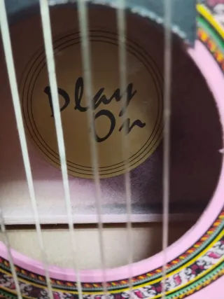 Guitarra infantil rosa con diseño