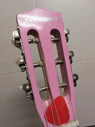 Guitarra infantil rosa con diseño