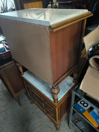 Mesita de noche y cómoda de madera