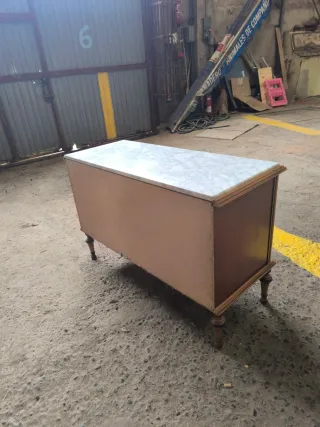 Mesita de noche y cómoda de madera