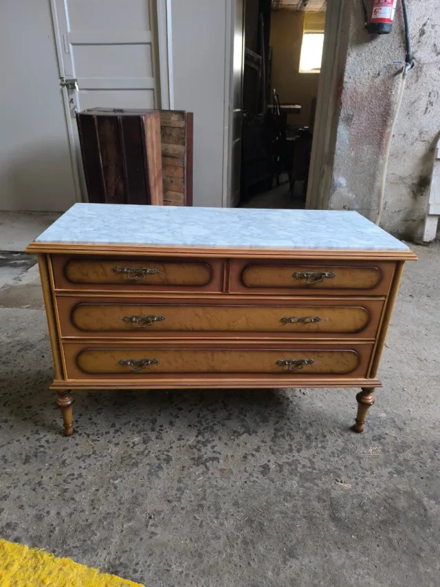 Cómoda antigua de madera con tapa de mármol