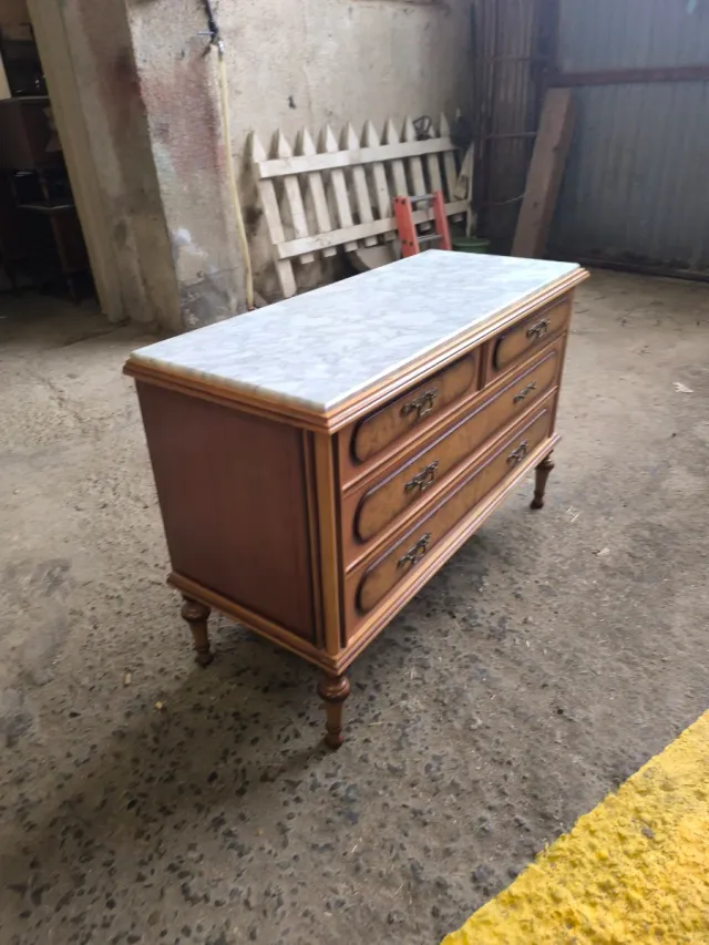 Cómoda antigua de madera con tapa de mármol