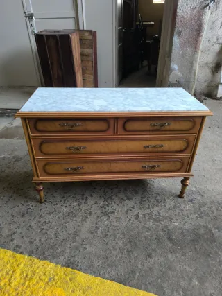 Cómoda antigua de madera con tapa de mármol