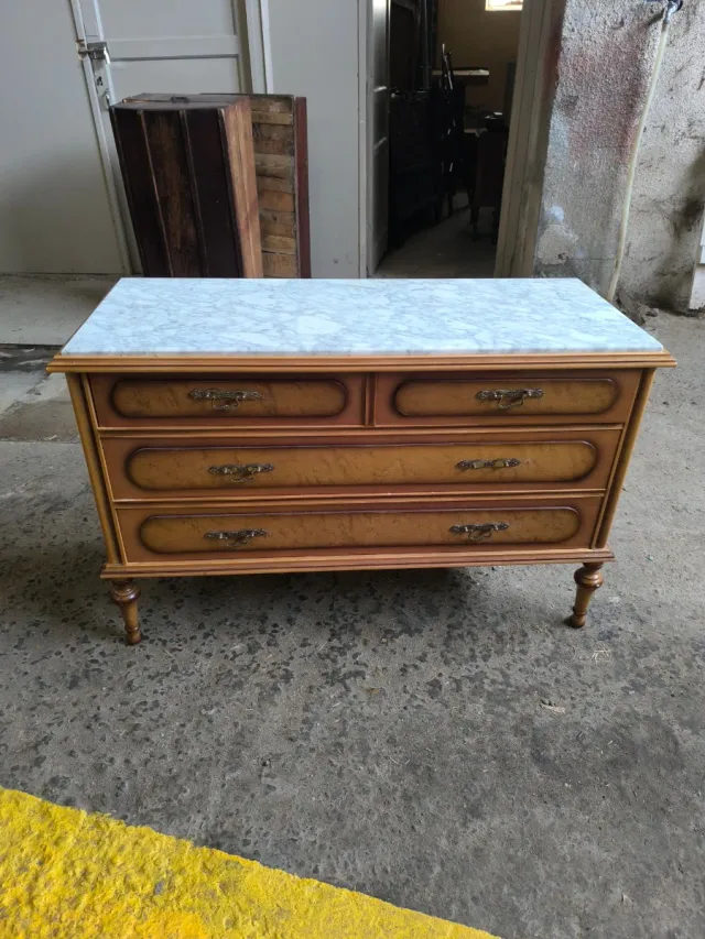 Cómoda antigua de madera con tapa de mármol
