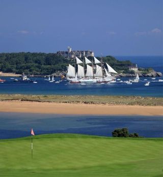 Maletas militares llenas de material.