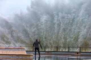 Maletas militares llenas de material.